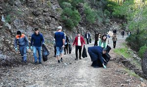 Çalış Tepesi’nde Gönüllülerle Temizlik Etkinliği: Kemer’de Doğa İçin El Ele