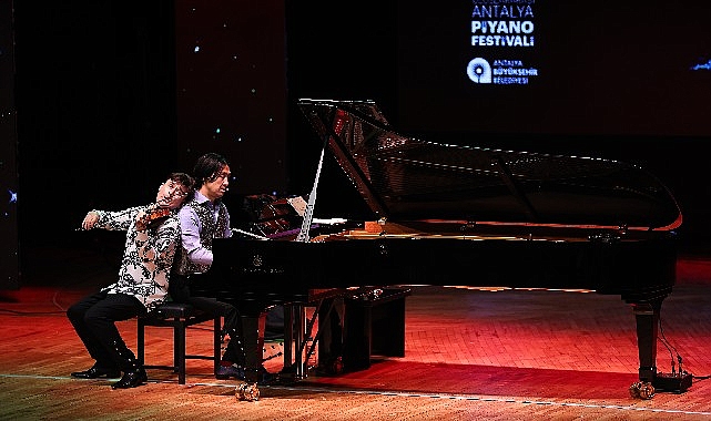 Igudesman & Joo’nun Antalya Finali: Mizah ve Müzik Dolu Bir Kapanış
