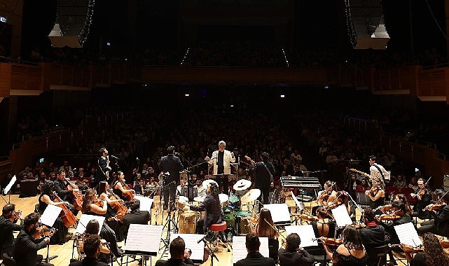 İzmir Oda Orkestrası ve Los Putitos: Yeni Yıl Konseri’nde Latin Ritmi Şehri Sardı