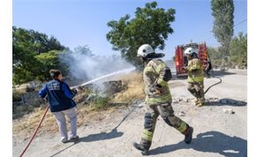İzmir’de Tanker Desteğiyle Orman Yangınlarına Müdahale: Muhtarlar ve Ekipler Elbirliğiyle Sonuçları Güçlendirdi