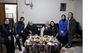 Kartepe Belediyesi Alo Evlat Sağlık Kulübü: Yalnızlıkla Mücadelede Samimi Ziyaretler