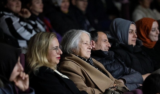 Anlat Bakalım: Kartepeli Tiyatro Sezonunun Dikkat Çeken Gamze Dalgası