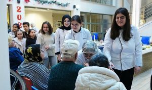 Beylikdüzü Gençleri ve Öğrencilerden Huzurevi İçin Sıcak Bir Yeni Yıl Sürprizi