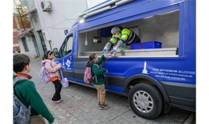 İzmir’de Beslenme Paketi Dağıtımı: Gündelik Hayata Dokunan Sosyal Belediyecilik Uygulaması