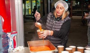 Karşıyaka’da Soğuk Kışa Sıcak Sırıtış: Çorba İkramı 15 Binden Fazla Vatandaşa Ulaştı