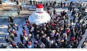 Nevşehir’in Kar Örgüsünde Dev Kardan Adam ve Ailelere Sıcak Anlar