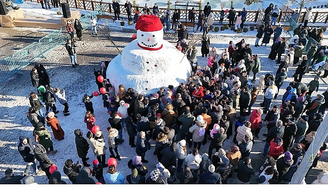 Nevşehir’in Kar Örgüsünde Dev Kardan Adam ve Ailelere Sıcak Anlar