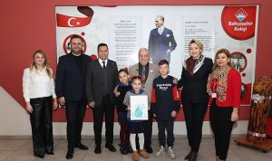 Nilüfer Belediye Başkanı Özdemir, İpek Altınel’in Okul Ziyaretinde Su Farkındalığına Özel Sergi İçin Eline Tuvali Götürdü