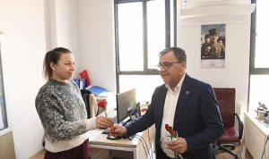 ALTIEYLÜL’DE KADIN EMEĞİNE KARANFİLLİ KUTLAMA