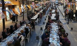 Balıkesir’de 10 Bin Kişilik Dev İftar: Millî Kuvvetler Caddesi’nde Kardeşlik Sofrası