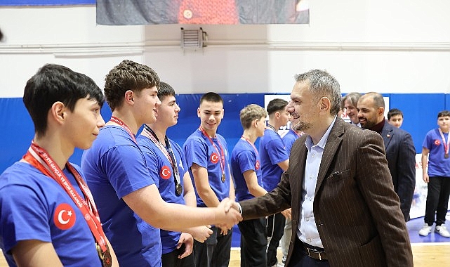 Bayrampaşa’da Genç Yeteneğe Destek: İbrahim Akın’dan Sporculara Güç Veren Mesaj