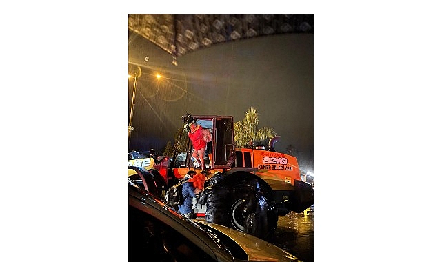 Çamyuva’da Şiddetli Yağış Sonrası Ekipler 4 Çocuk ve Bir Yaşlı Kadını Kurtararak Pansiyona Yerleştirdi