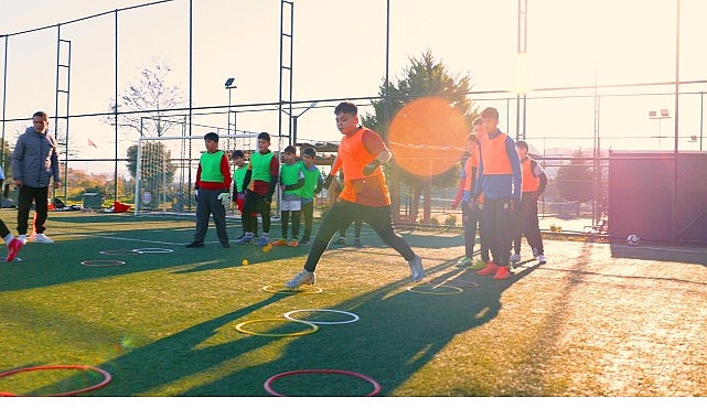 Didim’de Kış Futbol Okulu: Gençler Sahada Buluşuyor ve Disiplinli Takım Kültürünü Benimseriyor