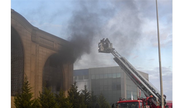 İzmir Menderes’te Yalıtım Fabrikasında Yangın: Hızlı Müdahaleyle Kontrol Altında