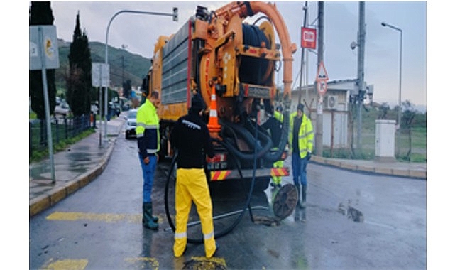 İzmir’de Yağış Görülmesiyle Sahada Koordineli Müdahale: AKOM ve İZSU’dan Anlık Operasyonlar