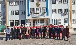 Kemer’de Karneler Dağıtıldı: Yarıyıl Tatili Öncesi Öğrencilerle Dinlence ve Kitap Okayı Tavsiyeleri