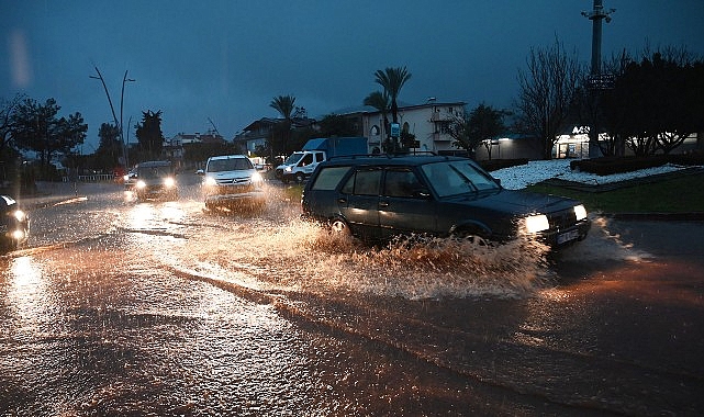 Kemer’de Sağanakta Su Baskınlarına Müdahale: Ekipler Sahada Teyakkuzda