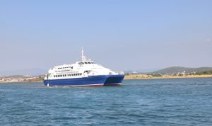 Ayvalık'ta yolcu gemisi karaya oturdu: 26 kişi için tahliye çalışması başlatıldı