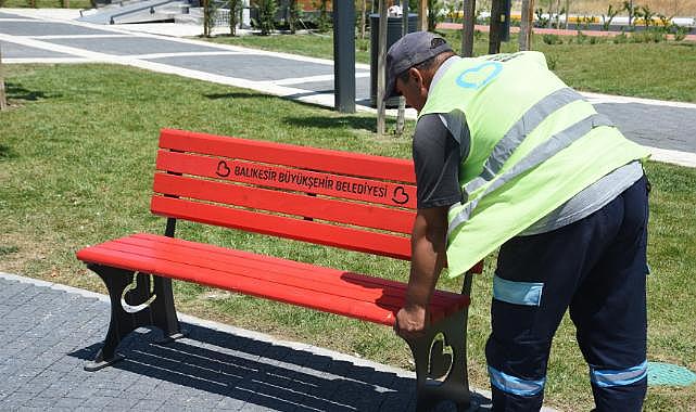 Büyükşehir Emekle Üretiyor, Şehir Mobilyalarla Güzelleşiyor