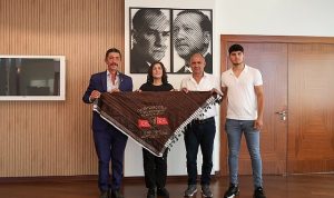 Çine Akçaova ve Altınabat Mahalle Muhtarları Özlem Çerçioğlu’nu Ziyaret Etti
