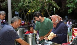 Kartepe Açık Hava Sinema Geceleri: Yazın Nostaljisi ve Ünlü Misafirlerle Birliktelik